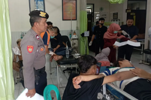 Polisi Evakuasi Korban Kecelakaan di Jalur Wisata Gunung Papandayan Garut