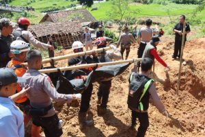 SAR Gabungan Temukan Dua Korban Longsor Banjarwangi