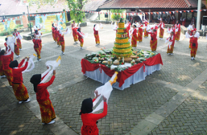 Tumpeng Raksasa dan Fragmen Tari Pemindahan Ibu Kota Meriahkan Perayaan HUT ke-79 RI Komunitas Bakul Budaya FIB UI