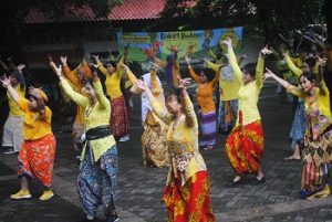 Memeriahkan Dies Natalis Universitas Indonesia ke-75 Tahun, Bakul Budaya Menari Jaipong Massal dengan Balutan Busana Kuning